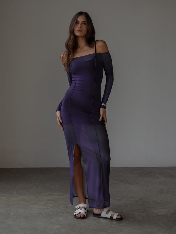 Modelo usando vestido mesh púrpura largo de hombros descubiertos.