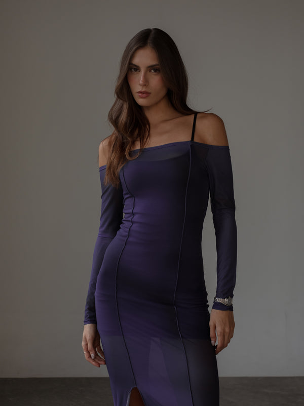 Vista frontal vestido púrpura mesh de hombros descubiertos. 
