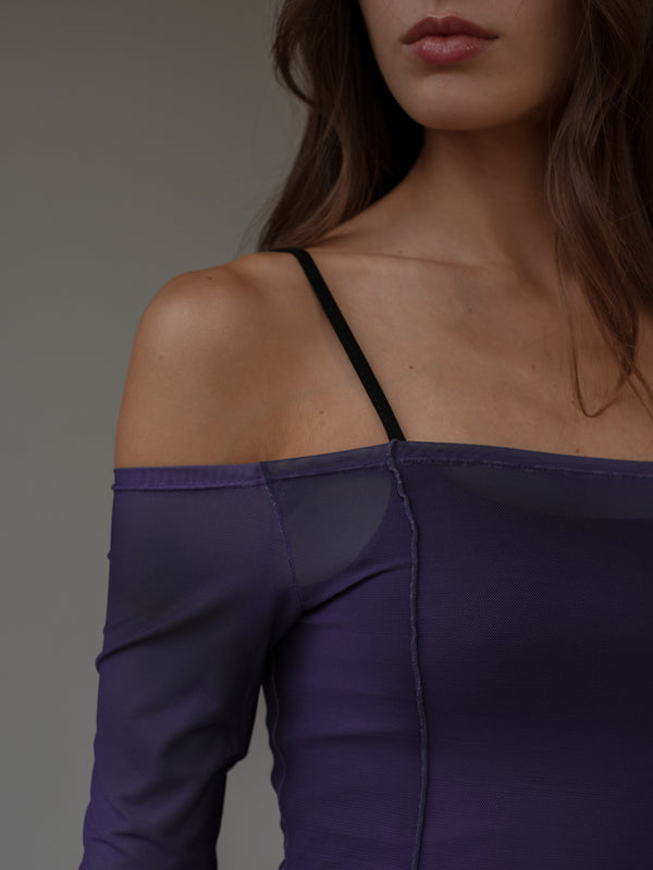 Vista a detalle hombros de vestido largo púrpura en mesh.