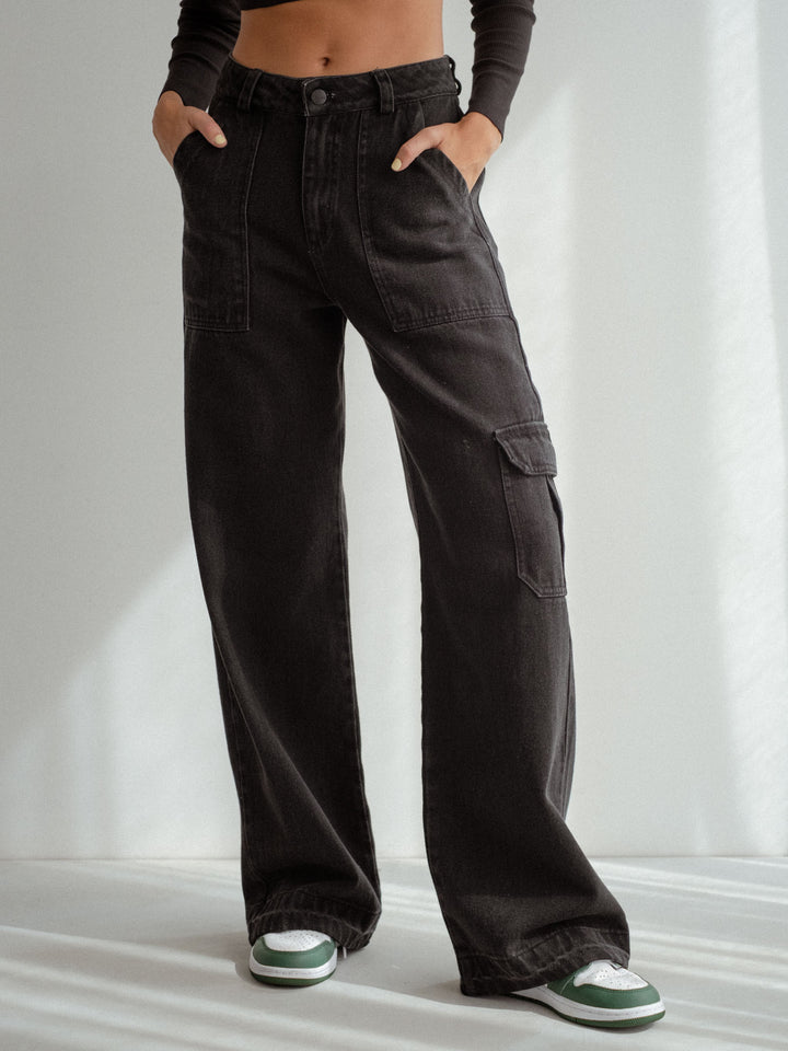 vista frontal de jean cargo con bolsillos frontales y laterales