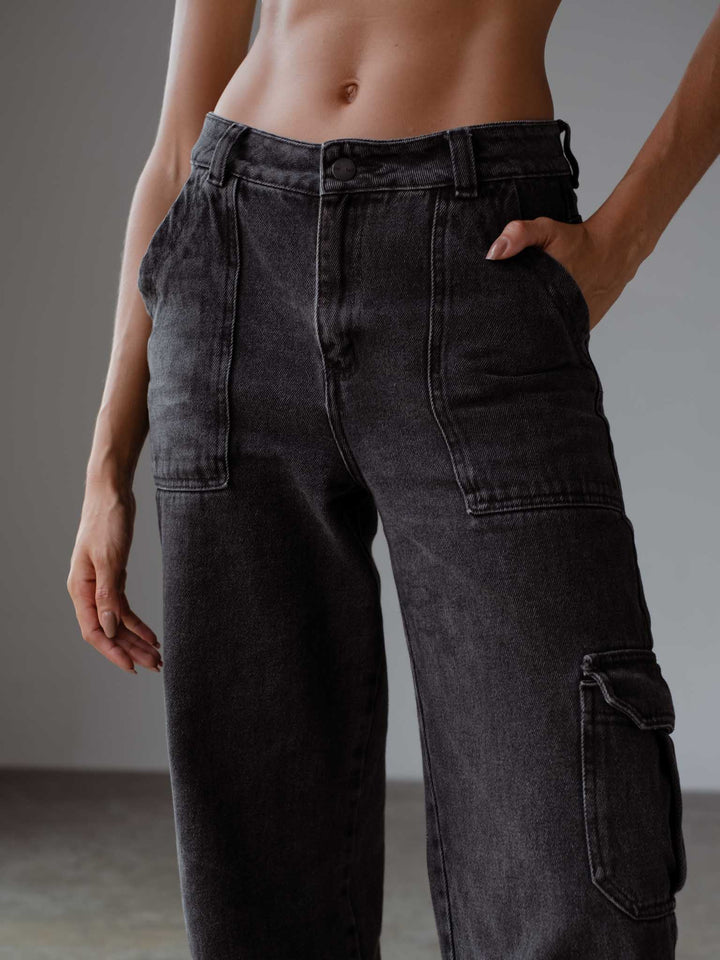 Vista frontal de los maxi bolsillos del jean. 