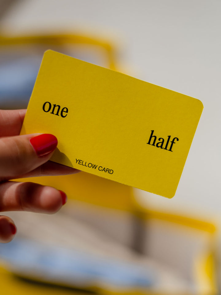 vista frontal de tarjeta regalo amarilla física de la marca One Half