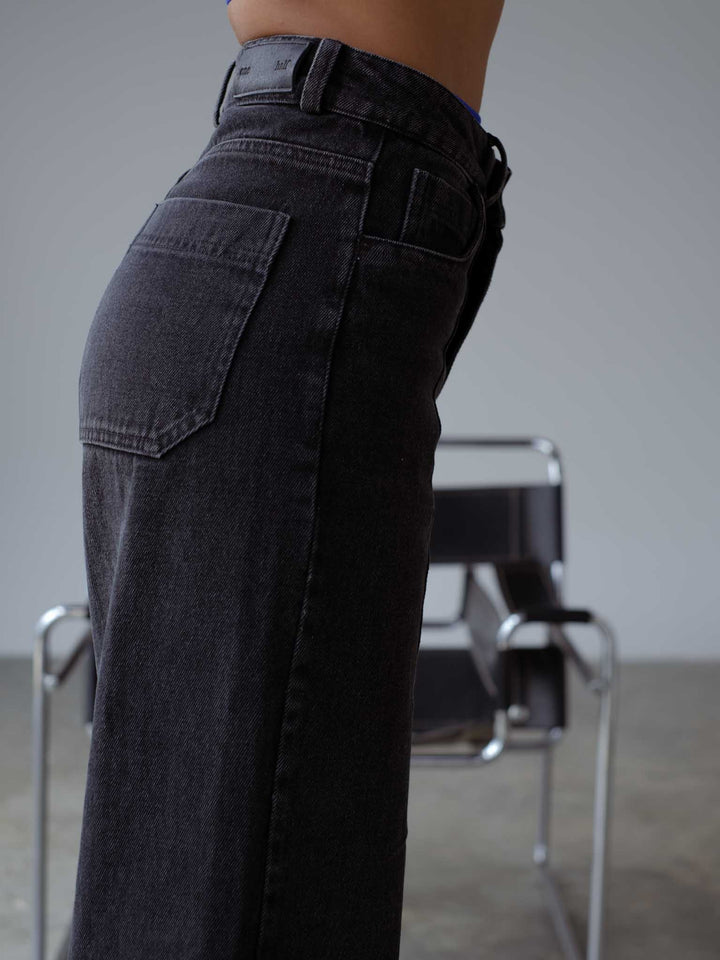 vista lateral de jean color negro vintage.