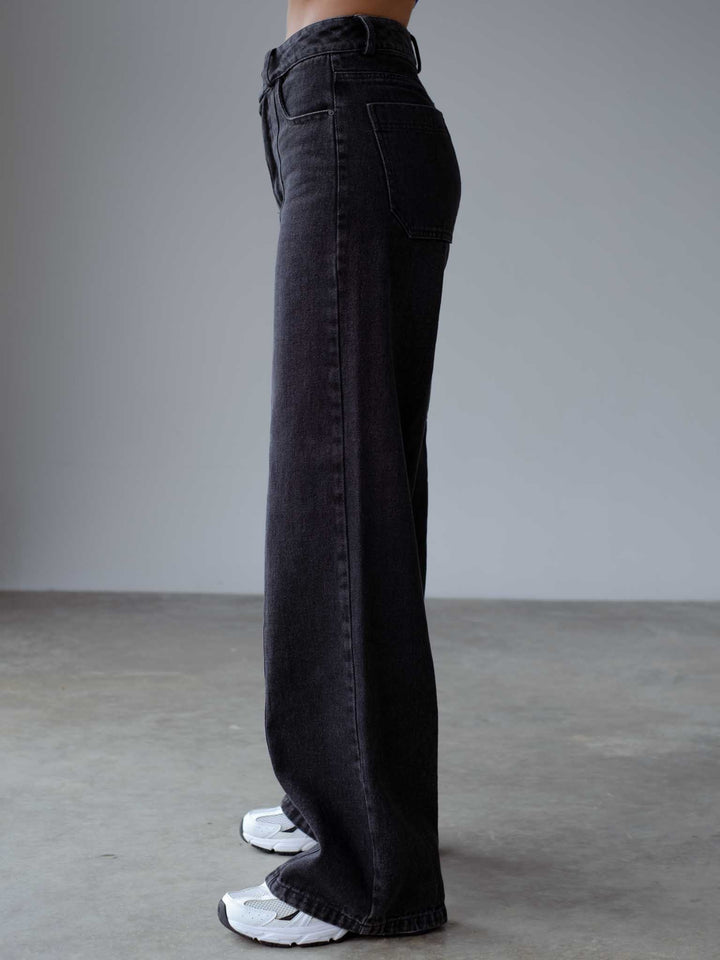 Vista lateral de jean color negro para mujer. 