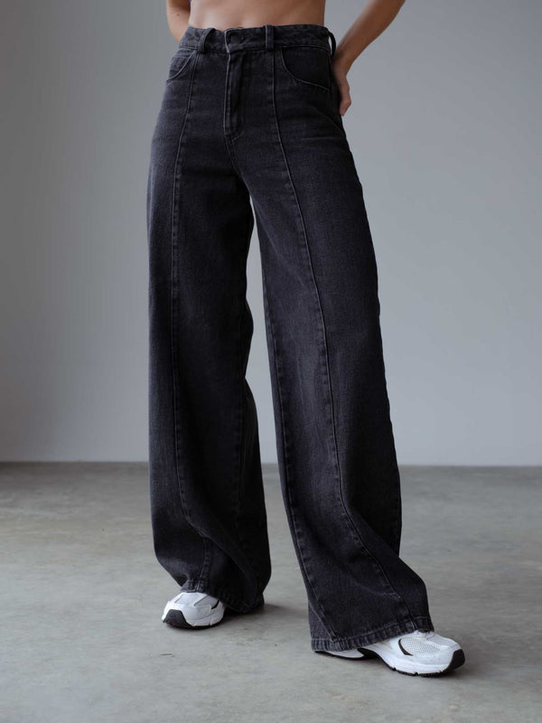 Vista frontal de jean color negro con costuras frontales.