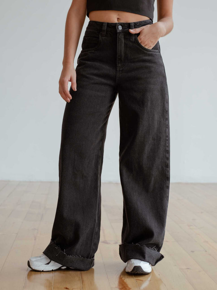 vista frontal de jean color negro de la marca One Half. 