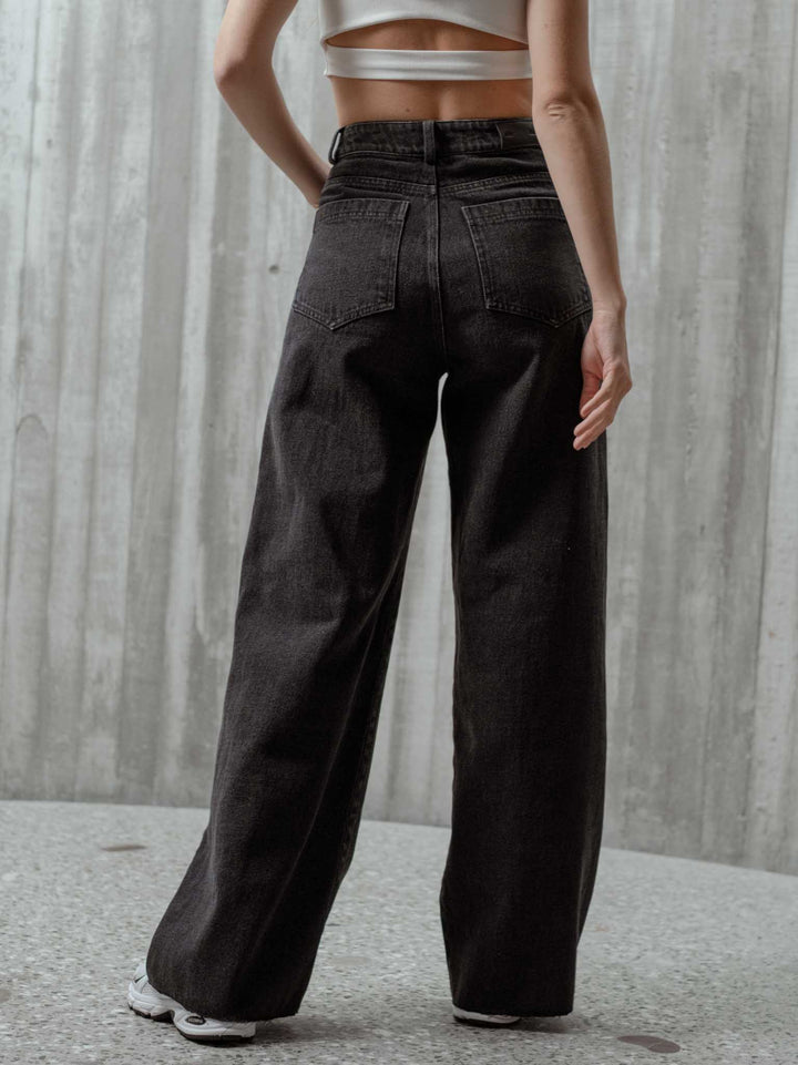 Vista posterior de los bolsillos del jean bota ancha