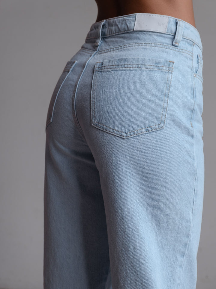 vista posterior a detalle de los bolsillos del jean bota ancha.