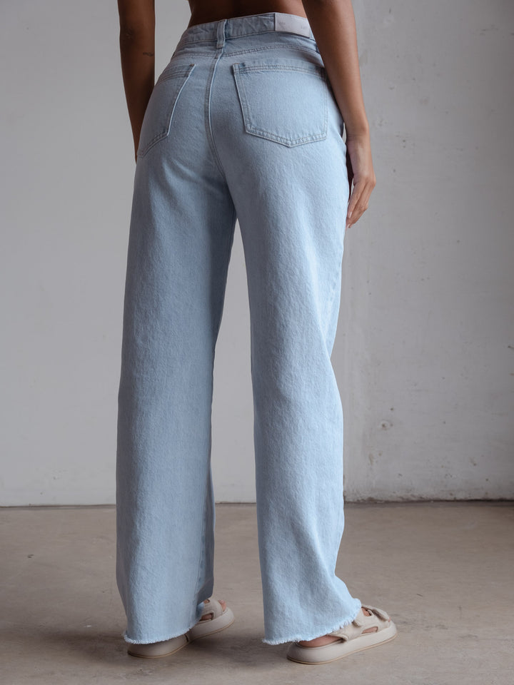 vista posterior de los bolsillos del jean azul claro bota ancha. 